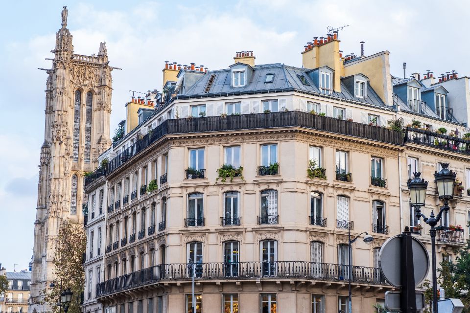 Quelle est la réglementation à Paris pour louer un monte-meuble ?