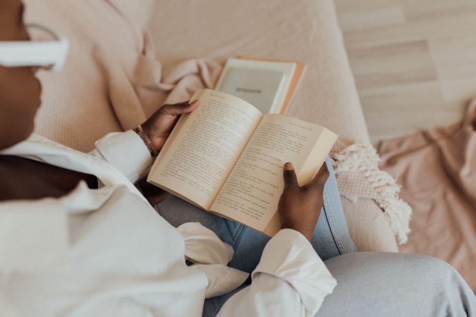 Créer un coin lecture cosy dans son salon : nos astuces déco