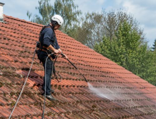 Comment nettoyer une toiture sans abîmer les tuiles ?