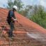 Comment nettoyer une toiture sans abîmer les tuiles ?