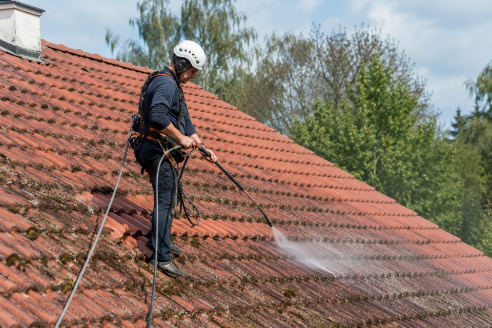 Comment nettoyer une toiture sans abîmer les tuiles ?